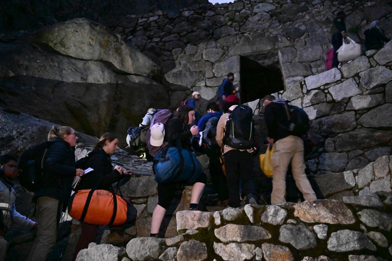 Pelancong yang terdampar di Chilca, dekat Machu Picchu, Peru Turis yang terdampar usai mengunjungi benteng Inca di Machu Picchu treck dievakuasi dengan kereta api ke Ollantaytambo, Peru, Sabtu (17/12/2022). Ratusan turis terlantar di Kota Machu Picchu karena akses kereta dihentikan usai Peru mendeklarasikan status darurat menyusul pemakzulan dan penahanan mantan presiden Pedro Castillo pada tengah pekan ini. Kedaruratan ini dipicu krisis politik dan kerusuhan berdarah yang hingga kini sudah menewaskan setidaknya 20 orang dan 340 lainnya luka-luka. (Photo by MARTIN BERNETTI/AFP via Getty Images)