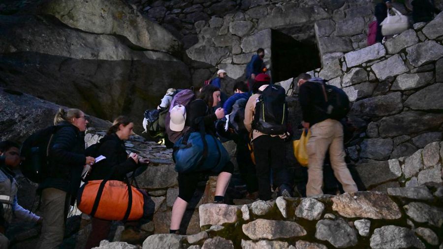 Turis yang terdampar usai mengunjungi benteng Inca di Machu Picchu treck dievakuasi dengan kereta api ke Ollantaytambo, Peru, Sabtu (17/12/2022). Ratusan turis terlantar di Kota Machu Picchu karena akses kereta dihentikan usai Peru mendeklarasikan status darurat menyusul pemakzulan dan penahanan mantan presiden Pedro Castillo pada tengah pekan ini. Kedaruratan ini dipicu krisis politik dan kerusuhan berdarah yang hingga kini sudah menewaskan setidaknya 20 orang dan 340 lainnya luka-luka. (Photo by MARTIN BERNETTI/AFP via Getty Images)