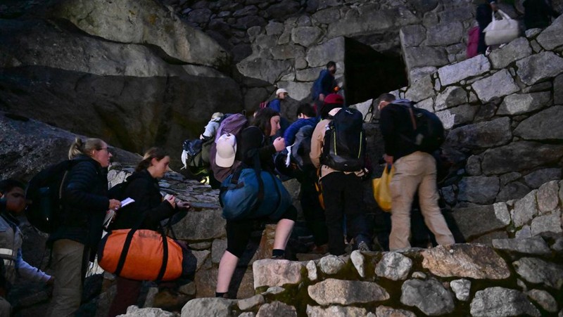 Turis yang terdampar usai mengunjungi benteng Inca di Machu Picchu treck dievakuasi dengan kereta api ke Ollantaytambo, Peru, Sabtu (17/12/2022). Ratusan turis terlantar di Kota Machu Picchu karena akses kereta dihentikan usai Peru mendeklarasikan status darurat menyusul pemakzulan dan penahanan mantan presiden Pedro Castillo pada tengah pekan ini. Kedaruratan ini dipicu krisis politik dan kerusuhan berdarah yang hingga kini sudah menewaskan setidaknya 20 orang dan 340 lainnya luka-luka. (Photo by MARTIN BERNETTI/AFP via Getty Images)