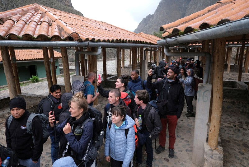 Turis yang terdampar usai mengunjungi benteng Inca di Machu Picchu treck dievakuasi dengan kereta api ke Ollantaytambo, Peru, Sabtu (17/12/2022). Ratusan turis terlantar di Kota Machu Picchu karena akses kereta dihentikan usai Peru mendeklarasikan status darurat menyusul pemakzulan dan penahanan mantan presiden Pedro Castillo pada tengah pekan ini. Kedaruratan ini dipicu krisis politik dan kerusuhan berdarah yang hingga kini sudah menewaskan setidaknya 20 orang dan 340 lainnya luka-luka. (Photo by MARTIN BERNETTI/AFP via Getty Images)