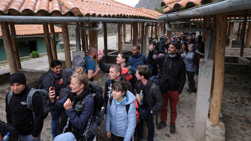 Turis yang terdampar usai mengunjungi benteng Inca di Machu Picchu treck dievakuasi dengan kereta api ke Ollantaytambo, Peru, Sabtu (17/12/2022). Ratusan turis terlantar di Kota Machu Picchu karena akses kereta dihentikan usai Peru mendeklarasikan status darurat menyusul pemakzulan dan penahanan mantan presiden Pedro Castillo pada tengah pekan ini. Kedaruratan ini dipicu krisis politik dan kerusuhan berdarah yang hingga kini sudah menewaskan setidaknya 20 orang dan 340 lainnya luka-luka. (Photo by MARTIN BERNETTI/AFP via Getty Images)