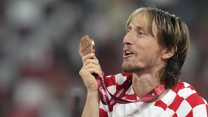 Pemain Kroasi Luka Modric menunjukkan medali perunggu saat merayakan kemenangan pada akhir pertandingan sepak bola playoff tempat ketiga Piala Dunia antara Kroasia dan Maroko Pemain Kroasi Luka Modric menunjukkan medali perunggu saat merayakan kemenangan pada akhir pertandingan sepak bola playoff tempat ketiga Piala Dunia antara Kroasia dan Maroko di Stadion Internasional Khalifa di Doha, Qatar, Sabtu (17/12/2022). Kroasia berhasil mengalahkan Maroko 2-1 pada perebutan posisi ketiga Piala Dunia 2022. Hasil itu menobatkan Kroasia sebagai juara ketiga pada Piala Dunia edisi kali ini (AP Photo/Frank Augstein)