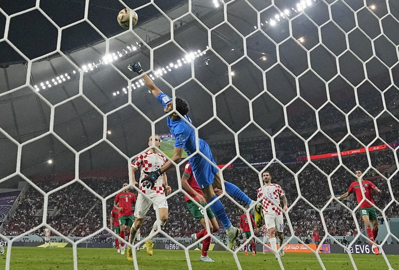Gol Pertama Maroko Achraf Dari saat pertandingan sepak bola perebutan tempat ketiga Piala Dunia antara Kroasia dan Maroko Pemain Maroko Achraf Dari (tengah) mencetak gol pembuka timnya selama pertandingan sepak bola perebutan tempat ketiga Piala Dunia antara Kroasia dan Maroko di Stadion Internasional Khalifa di Doha, Qatar, Sabtu (17/12/2022). Kroasia berhasil mengalahkan Maroko 2-1 pada perebutan posisi ketiga Piala Dunia 2022. Hasil itu menobatkan Kroasia sebagai juara ketiga pada Piala Dunia edisi kali ini. (AP Photo/Frank Augstein)