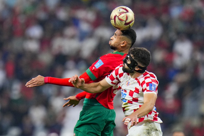 Gol Pertama Maroko Achraf Dari saat pertandingan sepak bola perebutan tempat ketiga Piala Dunia antara Kroasia dan Maroko Pemain Maroko Achraf Dari (tengah) mencetak gol pembuka timnya selama pertandingan sepak bola perebutan tempat ketiga Piala Dunia antara Kroasia dan Maroko di Stadion Internasional Khalifa di Doha, Qatar, Sabtu (17/12/2022). Kroasia berhasil mengalahkan Maroko 2-1 pada perebutan posisi ketiga Piala Dunia 2022. Hasil itu menobatkan Kroasia sebagai juara ketiga pada Piala Dunia edisi kali ini. (AP Photo/Frank Augstein)