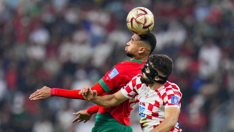 Pemain Maroko Achraf Dari (tengah) mencetak gol pembuka timnya selama pertandingan sepak bola perebutan tempat ketiga Piala Dunia antara Kroasia dan Maroko di Stadion Internasional Khalifa di Doha, Qatar, Sabtu (17/12/2022). Kroasia berhasil mengalahkan Maroko 2-1 pada perebutan posisi ketiga Piala Dunia 2022. Hasil itu menobatkan Kroasia sebagai juara ketiga pada Piala Dunia edisi kali ini.  (AP Photo/Frank Augstein)