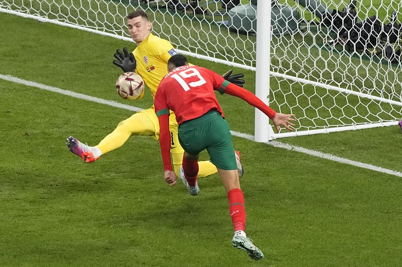 Gol Pertama Maroko Achraf Dari saat pertandingan sepak bola perebutan tempat ketiga Piala Dunia antara Kroasia dan Maroko Pemain Maroko Achraf Dari (tengah) mencetak gol pembuka timnya selama pertandingan sepak bola perebutan tempat ketiga Piala Dunia antara Kroasia dan Maroko di Stadion Internasional Khalifa di Doha, Qatar, Sabtu (17/12/2022). Kroasia berhasil mengalahkan Maroko 2-1 pada perebutan posisi ketiga Piala Dunia 2022. Hasil itu menobatkan Kroasia sebagai juara ketiga pada Piala Dunia edisi kali ini. (AP Photo/Frank Augstein)