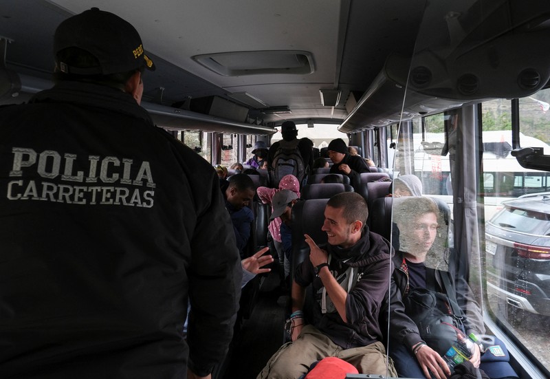 Turis yang terdampar usai mengunjungi benteng Inca di Machu Picchu treck dievakuasi dengan kereta api ke Ollantaytambo, Peru, Sabtu (17/12/2022). Ratusan turis terlantar di Kota Machu Picchu karena akses kereta dihentikan usai Peru mendeklarasikan status darurat menyusul pemakzulan dan penahanan mantan presiden Pedro Castillo pada tengah pekan ini. Kedaruratan ini dipicu krisis politik dan kerusuhan berdarah yang hingga kini sudah menewaskan setidaknya 20 orang dan 340 lainnya luka-luka. (Photo by MARTIN BERNETTI/AFP via Getty Images)