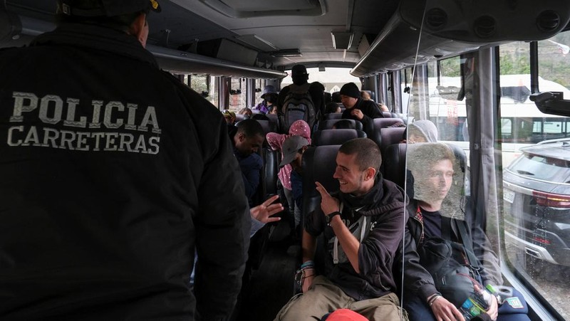 Turis yang terdampar usai mengunjungi benteng Inca di Machu Picchu treck dievakuasi dengan kereta api ke Ollantaytambo, Peru, Sabtu (17/12/2022). Ratusan turis terlantar di Kota Machu Picchu karena akses kereta dihentikan usai Peru mendeklarasikan status darurat menyusul pemakzulan dan penahanan mantan presiden Pedro Castillo pada tengah pekan ini. Kedaruratan ini dipicu krisis politik dan kerusuhan berdarah yang hingga kini sudah menewaskan setidaknya 20 orang dan 340 lainnya luka-luka. (Photo by MARTIN BERNETTI/AFP via Getty Images)