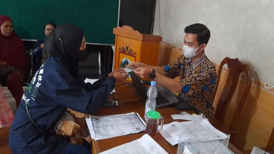 Peserta Program JKN Bersama Petugas BPJS Kesehatan