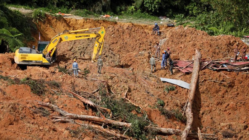 Tim penyelamat bekerja selama operasi penyelamatan dan evakuasi pasca tanah longsor di perkemahan di Batang Kali, Selangor, Malaysia, Sabtu (17/12/2022). Sebanyak 24 orang tewas setelah tragedi tanah longsor di bumi perkemahan yang terletak di pertanian organik Gohtong Jaya, dekat kota Batang Kali, Malaysia. (REUTERS/Hasnoor Hussain)