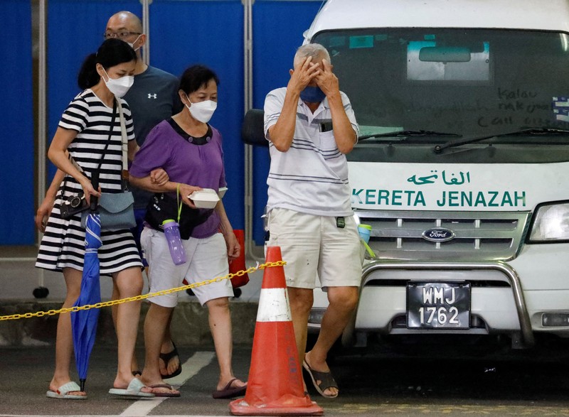 Tim penyelamat bekerja selama operasi penyelamatan dan evakuasi pasca tanah longsor di perkemahan di Batang Kali, Selangor, Malaysia, Sabtu (17/12/2022). Sebanyak 24 orang tewas setelah tragedi tanah longsor di bumi perkemahan yang terletak di pertanian organik Gohtong Jaya, dekat kota Batang Kali, Malaysia. (REUTERS/Hasnoor Hussain)