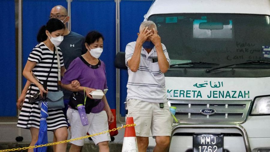 Tim penyelamat bekerja selama operasi penyelamatan dan evakuasi pasca tanah longsor di perkemahan di Batang Kali, Selangor, Malaysia, Sabtu (17/12/2022). Sebanyak 24 orang tewas setelah tragedi tanah longsor di bumi perkemahan yang terletak di pertanian organik Gohtong Jaya, dekat kota Batang Kali, Malaysia. (REUTERS/Hasnoor Hussain)