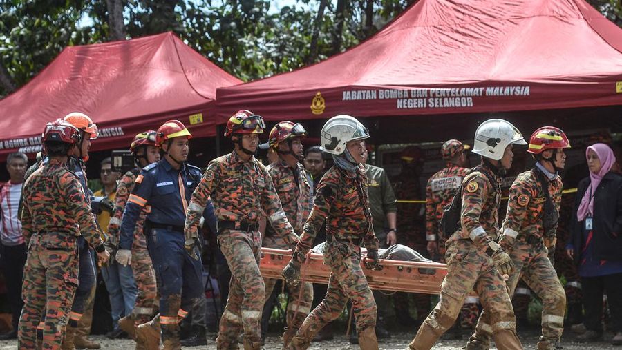 Tim penyelamat bekerja selama operasi penyelamatan dan evakuasi pasca tanah longsor di perkemahan di Batang Kali, Selangor, Malaysia, Sabtu (17/12/2022). Sebanyak 24 orang tewas setelah tragedi tanah longsor di bumi perkemahan yang terletak di pertanian organik Gohtong Jaya, dekat kota Batang Kali, Malaysia. (REUTERS/Hasnoor Hussain)