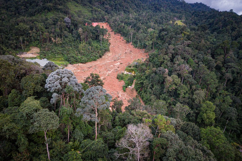 Tim penyelamat bekerja selama operasi penyelamatan dan evakuasi pasca tanah longsor di perkemahan di Batang Kali, Selangor, Malaysia, Sabtu (17/12/2022). Sebanyak 24 orang tewas setelah tragedi tanah longsor di bumi perkemahan yang terletak di pertanian organik Gohtong Jaya, dekat kota Batang Kali, Malaysia. (REUTERS/Hasnoor Hussain)