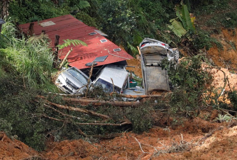 Tim penyelamat bekerja selama operasi penyelamatan dan evakuasi pasca tanah longsor di perkemahan di Batang Kali, Selangor, Malaysia, Sabtu (17/12/2022). Sebanyak 24 orang tewas setelah tragedi tanah longsor di bumi perkemahan yang terletak di pertanian organik Gohtong Jaya, dekat kota Batang Kali, Malaysia. (REUTERS/Hasnoor Hussain)
