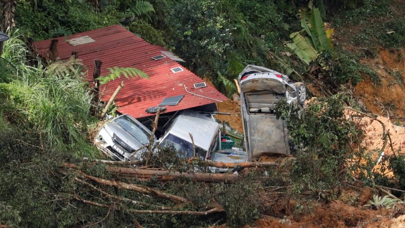 Tim penyelamat bekerja selama operasi penyelamatan dan evakuasi pasca tanah longsor di perkemahan di Batang Kali, Selangor, Malaysia, Sabtu (17/12/2022). Sebanyak 24 orang tewas setelah tragedi tanah longsor di bumi perkemahan yang terletak di pertanian organik Gohtong Jaya, dekat kota Batang Kali, Malaysia. (REUTERS/Hasnoor Hussain)