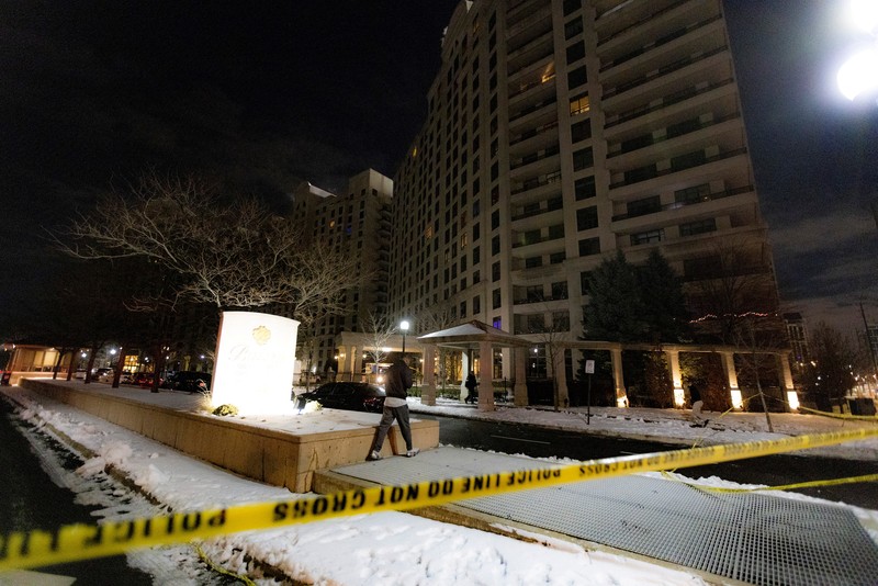 Seorang petugas polisi berjalan dengan senjata setelah penembakan massal yang fatal di sebuah gedung kondominium di pinggiran kota Toronto Vaughan, Ontario, Kanada 19 Desember 2022. (REUTERS/Carlos Osorio)