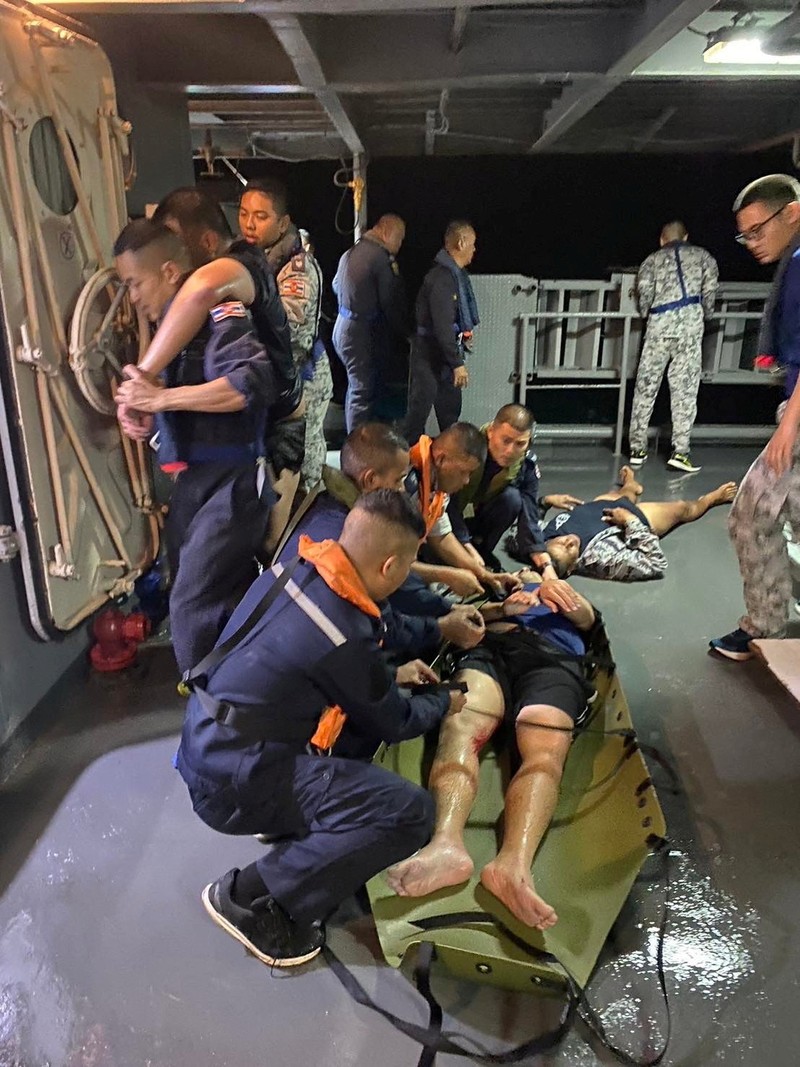 Dalam foto yang disediakan oleh Angkatan Laut Kerajaan Thailand ini, daftar kapal perang korvet HTMS Sukhothai di lepas pantai provinsi Prachuap Khiri Khan, Thailand, Minggu, 18 Desember 2022. Kapal angkatan laut Thailand tenggelam di Teluk Thailand dan kapal serta helikopter ditenggelamkan. bekerja Senin untuk menyelamatkan pelaut dari air. Dalam foto yang disediakan oleh Angkatan Laut Kerajaan Thailand ini, daftar kapal perang korvet HTMS Sukhothai di lepas pantai provinsi Prachuap Khiri Khan, Thailand, Minggu, 18 Desember 2022. Kapal angkatan laut Thailand tenggelam di Teluk Thailand dan kapal serta helikopter ditenggelamkan. bekerja Senin untuk menyelamatkan pelaut dari air. (Royal Thai Navy via AP)
