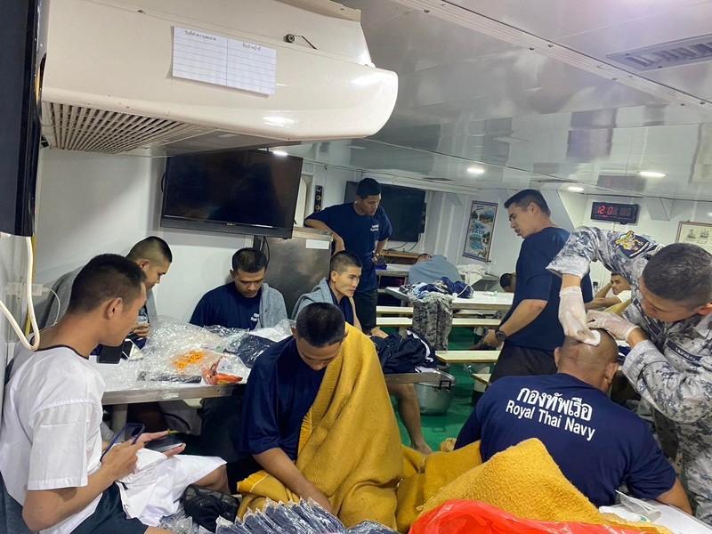 Dalam foto yang disediakan oleh Angkatan Laut Kerajaan Thailand ini, daftar kapal perang korvet HTMS Sukhothai di lepas pantai provinsi Prachuap Khiri Khan, Thailand, Minggu, 18 Desember 2022. Kapal angkatan laut Thailand tenggelam di Teluk Thailand dan kapal serta helikopter ditenggelamkan. bekerja Senin untuk menyelamatkan pelaut dari air. Dalam foto yang disediakan oleh Angkatan Laut Kerajaan Thailand ini, daftar kapal perang korvet HTMS Sukhothai di lepas pantai provinsi Prachuap Khiri Khan, Thailand, Minggu, 18 Desember 2022. Kapal angkatan laut Thailand tenggelam di Teluk Thailand dan kapal serta helikopter ditenggelamkan. bekerja Senin untuk menyelamatkan pelaut dari air. (Royal Thai Navy via AP)