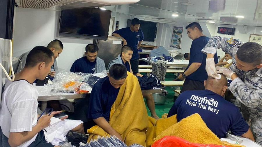 Dalam foto yang disediakan oleh Angkatan Laut Kerajaan Thailand ini, daftar kapal perang korvet HTMS Sukhothai di lepas pantai provinsi Prachuap Khiri Khan, Thailand, Minggu, 18 Desember 2022. Kapal angkatan laut Thailand tenggelam di Teluk Thailand dan kapal serta helikopter ditenggelamkan. bekerja Senin untuk menyelamatkan pelaut dari air. (Royal Thai Navy via AP)