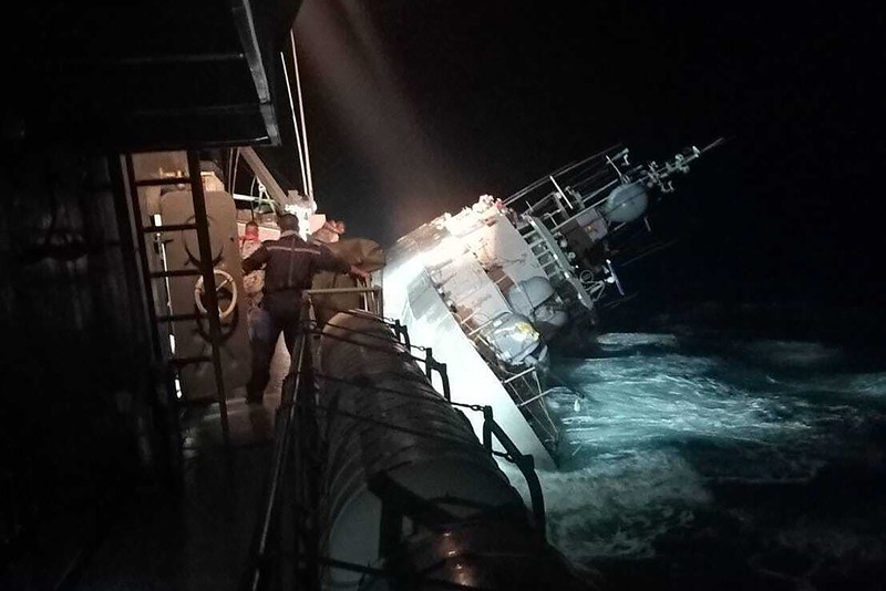 Dalam foto yang disediakan oleh Angkatan Laut Kerajaan Thailand ini, daftar kapal perang korvet HTMS Sukhothai di lepas pantai provinsi Prachuap Khiri Khan, Thailand, Minggu, 18 Desember 2022. Kapal angkatan laut Thailand tenggelam di Teluk Thailand dan kapal serta helikopter ditenggelamkan. bekerja Senin untuk menyelamatkan pelaut dari air. Dalam foto yang disediakan oleh Angkatan Laut Kerajaan Thailand ini, daftar kapal perang korvet HTMS Sukhothai di lepas pantai provinsi Prachuap Khiri Khan, Thailand, Minggu, 18 Desember 2022. Kapal angkatan laut Thailand tenggelam di Teluk Thailand dan kapal serta helikopter ditenggelamkan. bekerja Senin untuk menyelamatkan pelaut dari air. (Royal Thai Navy via AP)