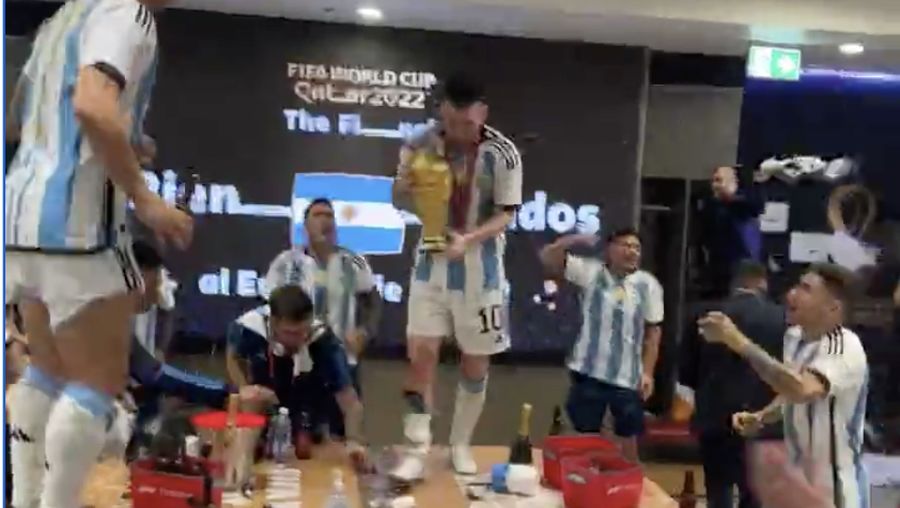 Dalam unggahan story Instagram kunaguero, Menunjukan Messi saat di ruang ganti. (Instagram @kunaguero)