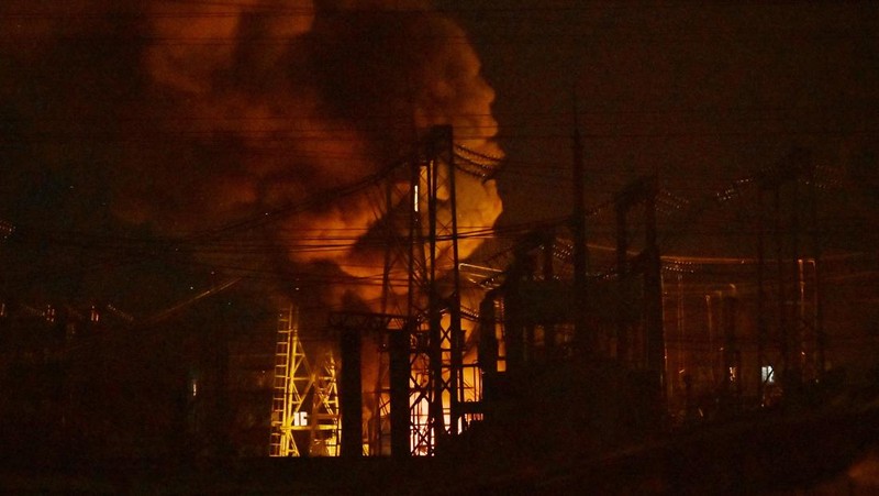 Seorang penduduk lokal Mykola Kobzarenko memeriksa sisa-sisa garasinya yang hancur selama serangan pesawat tak berawak Rusia, di tengah serangan Rusia terhadap Ukraina, di desa Stari Bezradychi, di wilayah Kyiv, Ukraina 19 Desember 2022. (REUTERS/Valentyn Ogirenko)
