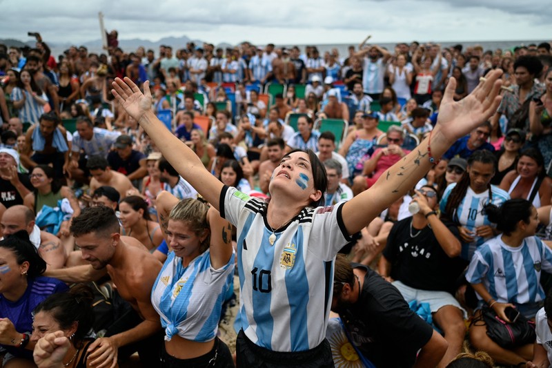 Suasana para fans Argentina dengan spanduk Diego Maradona berkumpul merayakan kemenangan negaranya usai pertandingan sepak bola final Piala Dunia Qatar 2022 antara Argentina dan Prancis di Buenos Aires, Argentina Minggu (18/12/2022). Argentina menjadi juara Piala Dunia 2022 setelah menang adu penalti atas Prancis 4-2. (REUTERS/Agustin Marcarian)