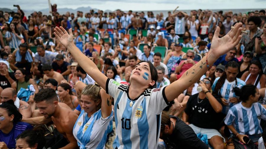 Suasana para fans Argentina dengan spanduk Diego Maradona berkumpul merayakan kemenangan negaranya usai pertandingan sepak bola final Piala Dunia Qatar 2022 antara Argentina dan Prancis di Buenos Aires, Argentina Minggu (18/12/2022). Argentina menjadi juara Piala Dunia 2022 setelah menang adu penalti atas Prancis 4-2. (REUTERS/Agustin Marcarian)