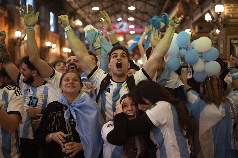 Suasana para fans Argentina dengan spanduk Diego Maradona berkumpul merayakan kemenangan negaranya usai pertandingan sepak bola final Piala Dunia Qatar 2022 antara Argentina dan Prancis di Buenos Aires, Argentina Suasana para fans Argentina dengan spanduk Diego Maradona berkumpul merayakan kemenangan negaranya usai pertandingan sepak bola final Piala Dunia Qatar 2022 antara Argentina dan Prancis di Buenos Aires, Argentina Minggu (18/12/2022). Argentina menjadi juara Piala Dunia 2022 setelah menang adu penalti atas Prancis 4-2. (REUTERS/Agustin Marcarian)