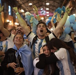 Fans Argentina Terancam Dipenjara Usai Topless di Piala Dunia