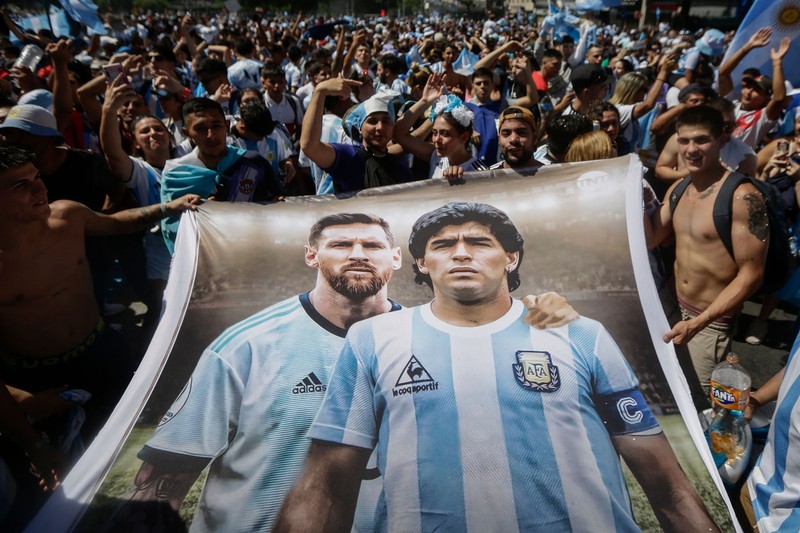 Suasana para fans Argentina dengan spanduk Diego Maradona berkumpul merayakan kemenangan negaranya usai pertandingan sepak bola final Piala Dunia Qatar 2022 antara Argentina dan Prancis di Buenos Aires, Argentina Suasana para fans Argentina dengan spanduk Diego Maradona berkumpul merayakan kemenangan negaranya usai pertandingan sepak bola final Piala Dunia Qatar 2022 antara Argentina dan Prancis di Buenos Aires, Argentina Minggu (18/12/2022). Argentina menjadi juara Piala Dunia 2022 setelah menang adu penalti atas Prancis 4-2. (REUTERS/Agustin Marcarian)