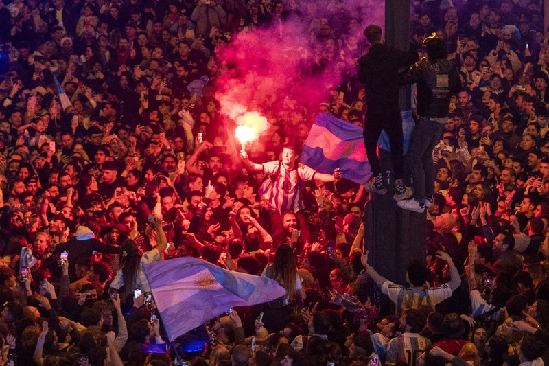 Suasana para fans Argentina dengan spanduk Diego Maradona berkumpul merayakan kemenangan negaranya usai pertandingan sepak bola final Piala Dunia Qatar 2022 antara Argentina dan Prancis di Buenos Aires, Argentina Suasana para fans Argentina dengan spanduk Diego Maradona berkumpul merayakan kemenangan negaranya usai pertandingan sepak bola final Piala Dunia Qatar 2022 antara Argentina dan Prancis di Buenos Aires, Argentina Minggu (18/12/2022). Argentina menjadi juara Piala Dunia 2022 setelah menang adu penalti atas Prancis 4-2. (REUTERS/Agustin Marcarian)