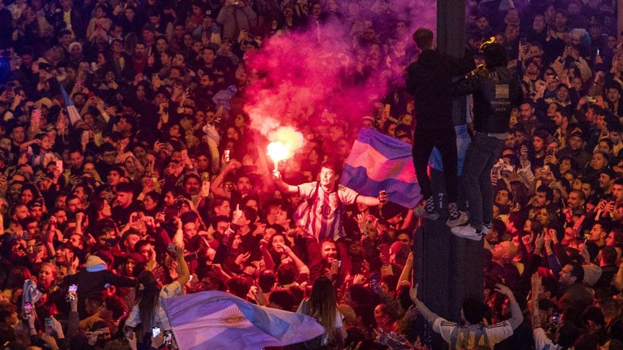Suasana para fans Argentina dengan spanduk Diego Maradona berkumpul merayakan kemenangan negaranya usai pertandingan sepak bola final Piala Dunia Qatar 2022 antara Argentina dan Prancis di Buenos Aires, Argentina Minggu (18/12/2022). Argentina menjadi juara Piala Dunia 2022 setelah menang adu penalti atas Prancis 4-2. (REUTERS/Agustin Marcarian)