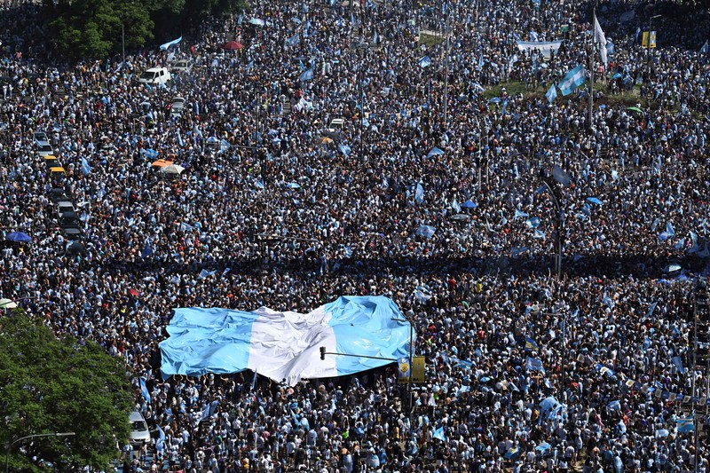 Suasana para fans Argentina dengan spanduk Diego Maradona berkumpul merayakan kemenangan negaranya usai pertandingan sepak bola final Piala Dunia Qatar 2022 antara Argentina dan Prancis di Buenos Aires, Argentina Suasana para fans Argentina dengan spanduk Diego Maradona berkumpul merayakan kemenangan negaranya usai pertandingan sepak bola final Piala Dunia Qatar 2022 antara Argentina dan Prancis di Buenos Aires, Argentina Minggu (18/12/2022). Argentina menjadi juara Piala Dunia 2022 setelah menang adu penalti atas Prancis 4-2. (REUTERS/Agustin Marcarian)