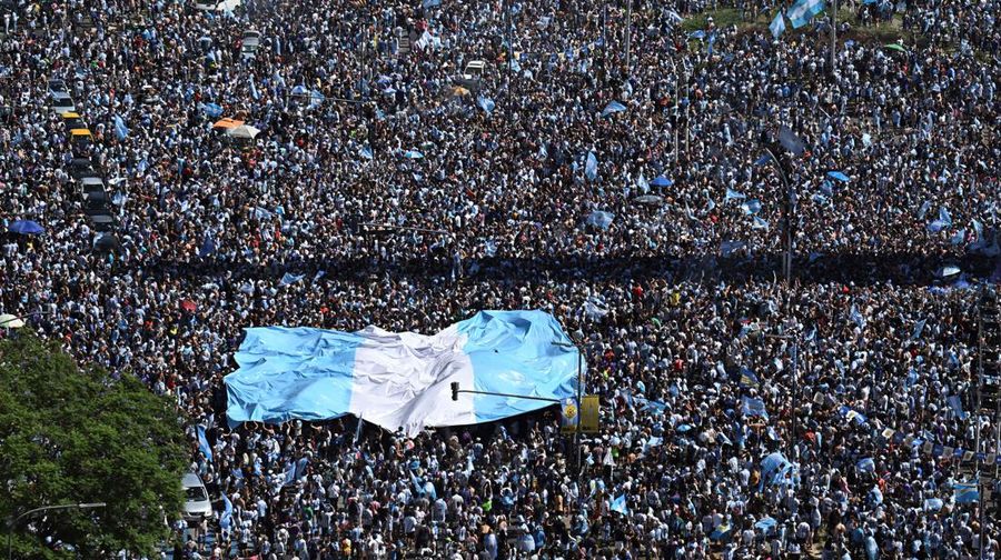 Suasana para fans Argentina dengan spanduk Diego Maradona berkumpul merayakan kemenangan negaranya usai pertandingan sepak bola final Piala Dunia Qatar 2022 antara Argentina dan Prancis di Buenos Aires, Argentina Minggu (18/12/2022). Argentina menjadi juara Piala Dunia 2022 setelah menang adu penalti atas Prancis 4-2. (REUTERS/Agustin Marcarian)
