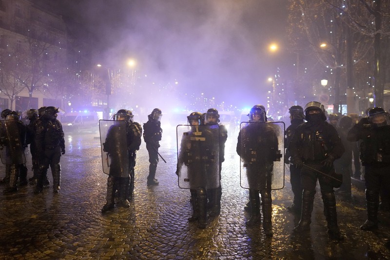 Seorang petugas polisi menendang seseorang setelah pertandingan final sepak bola Piala Dunia antara Argentina dan Prancis di jalan Champs-Elysees, Paris Seorang petugas polisi menendang seseorang setelah pertandingan final sepak bola Piala Dunia antara Argentina dan Prancis di jalan Champs-Elysees, Paris, Minggu (18/12/2022). Argentina telah memenangkan Piala Dunia dengan mengalahkan Prancis 4-2 dalam adu penalti di final. (AP Photo/Thibault Camus)