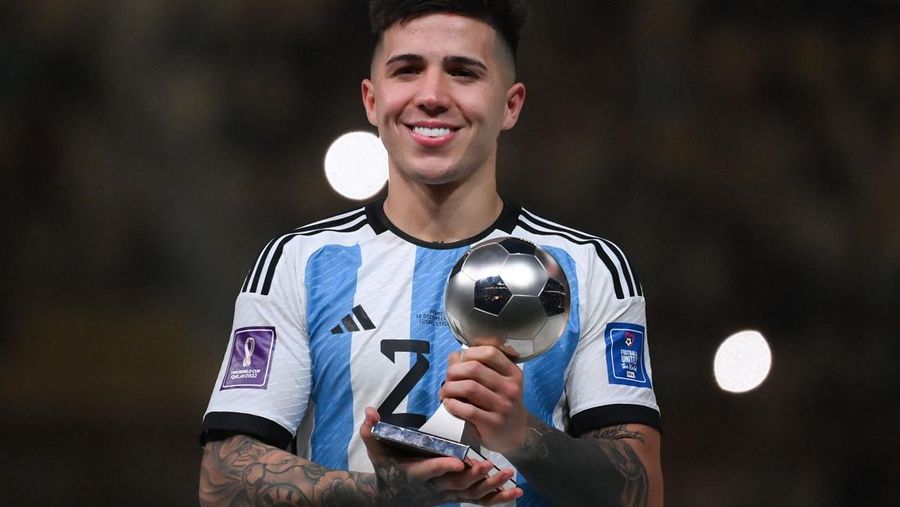 Gelandang Argentina #24 Enzo Fernandez menerima penghargaan Pemain Muda pada upacara trofi Piala Dunia Qatar 2022 setelah pertandingan final sepak bola antara Argentina dan Prancis di Stadion Lusail di Lusail, utara Doha, Qatar, Minggu (18/12/2022).  Argentina menjadi juara Piala Dunia 2022 setelah menang adu penalti atas Prancis 4-2. (Photo by FRANCK FIFE/AFP via Getty Images)