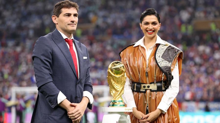 Iker Casillas dan Deepika Padukone mempersembahkan trofi Piala Dunia FIFA sebelum pertandingan Final Piala Dunia FIFA Qatar 2022 antara Argentina dan Prancis di Stadion Lusail pada 18 Desember 2022 di Lusail City, Qatar. (Julian Finney/Getty Images)