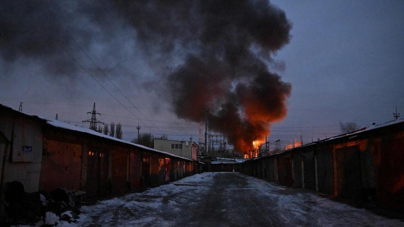 Seorang penduduk lokal Mykola Kobzarenko memeriksa sisa-sisa garasinya yang hancur selama serangan pesawat tak berawak Rusia, di tengah serangan Rusia terhadap Ukraina, di desa Stari Bezradychi, di wilayah Kyiv, Ukraina 19 Desember 2022. (REUTERS/Valentyn Ogirenko)