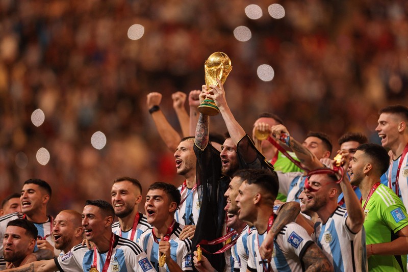 Pemain depan Argentina #10 Lionel Messi mengontrol bola selama pertandingan sepak bola final Piala Dunia Qatar 2022 antara Argentina dan Prancis Pemain depan Argentina #10 Lionel Messi mengontrol bola selama pertandingan sepak bola final Piala Dunia Qatar 2022 antara Argentina dan Prancis di Stadion Lusail di Lusail, utara Doha, Qatar, Minggu (18/12/2022). Argentina menjadi juara Piala Dunia 2022 setelah menang adu penalti atas Prancis 4-2. (Photo by ADRIAN DENNIS/AFP via Getty Images)