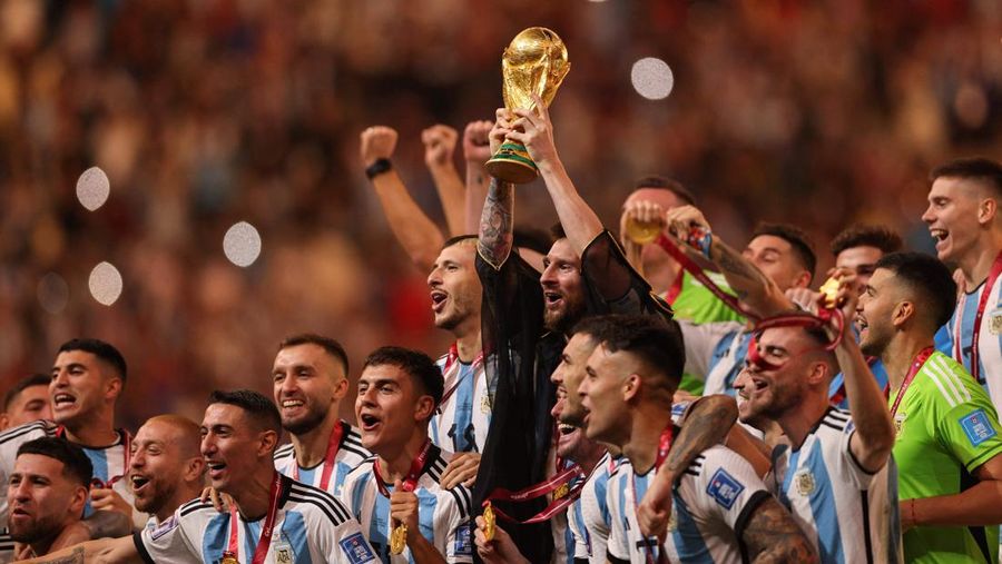 Kapten dan penyerang Argentina #10 Lionel Messi mengangkat Trofi Piala Dunia FIFA selama upacara pemberian trofi usai Argentina memenangkan pertandingan sepak bola final Piala Dunia Qatar 2022 antara Argentina dan Prancis di Stadion Lusail di Lusail, utara Doha, Qatar, Minggu (18/12/2022). Argentina menjadi juara Piala Dunia 2022 setelah menang adu penalti atas Prancis 4-2. (Photo by ADRIAN DENNIS/AFP via Getty Images)