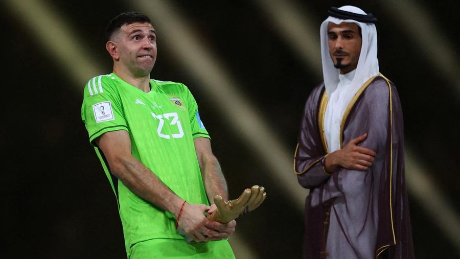 Kiper Argentina #23 Emiliano Martinez usai menerima penghargaan Sarung Tangan Emas pada upacara trofi Piala Dunia Qatar 2022 setelah pertandingan final sepak bola antara Argentina dan Prancis di Stadion Lusail di Lusail, utara Doha, Qatar, Minggu (18/12/2022). Argentina menjadi juara Piala Dunia 2022 setelah menang adu penalti atas Prancis 4-2. (REUTERS/Kai Pfaffenbach)
