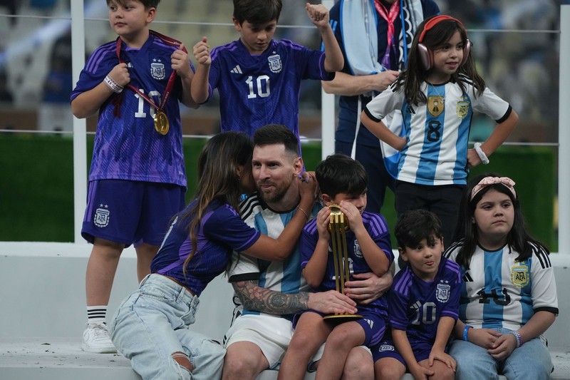 Lionel Messi dari Argentina merayakan kemenangan bersama keluarganya setelah memenangkan pertandingan Final Piala Dunia FIFA Qatar 2022 antara Argentina dan Prancis di Stadion Lusail pada 18 Desember 2022 di Kota Lusail, Qatar. (Cui Nan/China News Service/VCG via Getty Images)