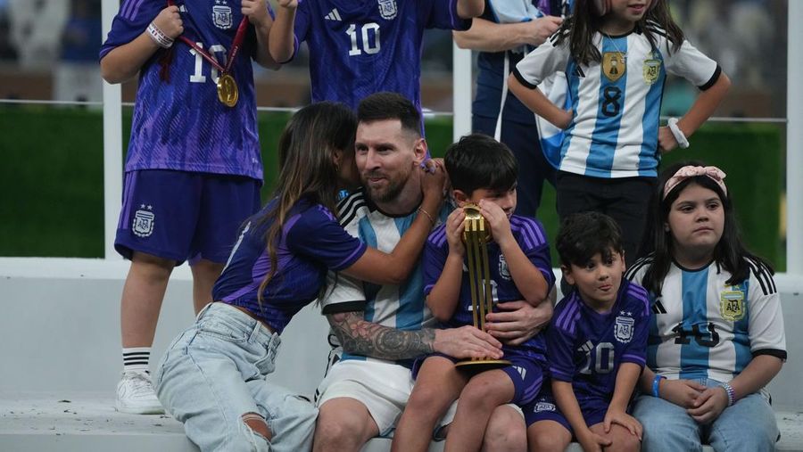 Lionel Messi dari Argentina merayakan kemenangan bersama keluarganya setelah memenangkan pertandingan Final Piala Dunia FIFA Qatar 2022 antara Argentina dan Prancis di Stadion Lusail pada 18 Desember 2022 di Kota Lusail, Qatar. (Cui Nan/China News Service/VCG via Getty Images)