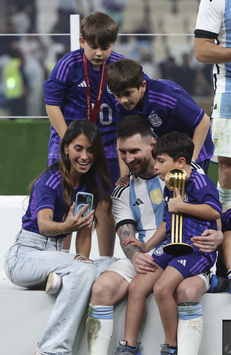 Lionel Messi dari Argentina merayakan kemenangan bersama keluarganya setelah memenangkan pertandingan Final Piala Dunia FIFA Qatar 2022 antara Argentina dan Prancis di Stadion Lusail pada 18 Desember 2022 di Kota Lusail, Qatar. (Cui Nan/China News Service/VCG via Getty Images)