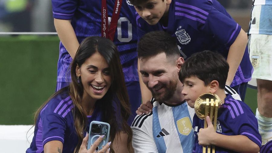 Lionel Messi dari Argentina merayakan kemenangan bersama keluarganya setelah memenangkan pertandingan Final Piala Dunia FIFA Qatar 2022 antara Argentina dan Prancis di Stadion Lusail pada 18 Desember 2022 di Kota Lusail, Qatar. (Cui Nan/China News Service/VCG via Getty Images)