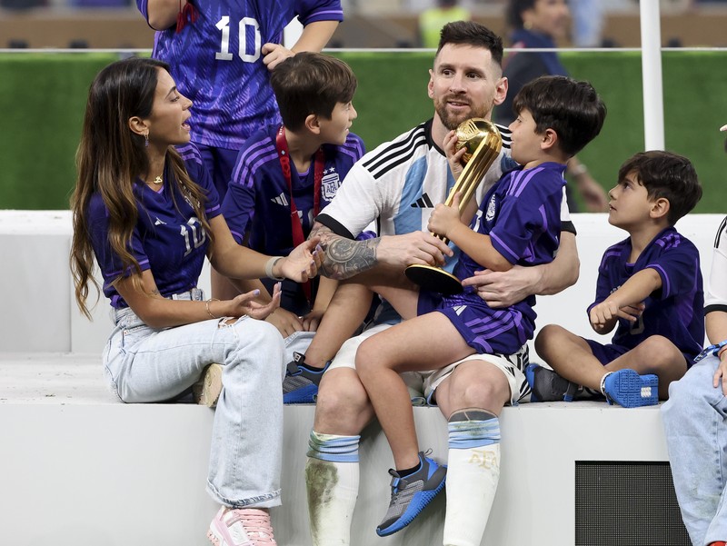 Lionel Messi dari Argentina merayakan kemenangan bersama keluarganya setelah memenangkan pertandingan Final Piala Dunia FIFA Qatar 2022 antara Argentina dan Prancis di Stadion Lusail pada 18 Desember 2022 di Kota Lusail, Qatar. Lionel Messi dari Argentina merayakan kemenangan bersama keluarganya setelah memenangkan pertandingan Final Piala Dunia FIFA Qatar 2022 antara Argentina dan Prancis di Stadion Lusail pada 18 Desember 2022 di Kota Lusail, Qatar. (Cui Nan/China News Service/VCG via Getty Images)