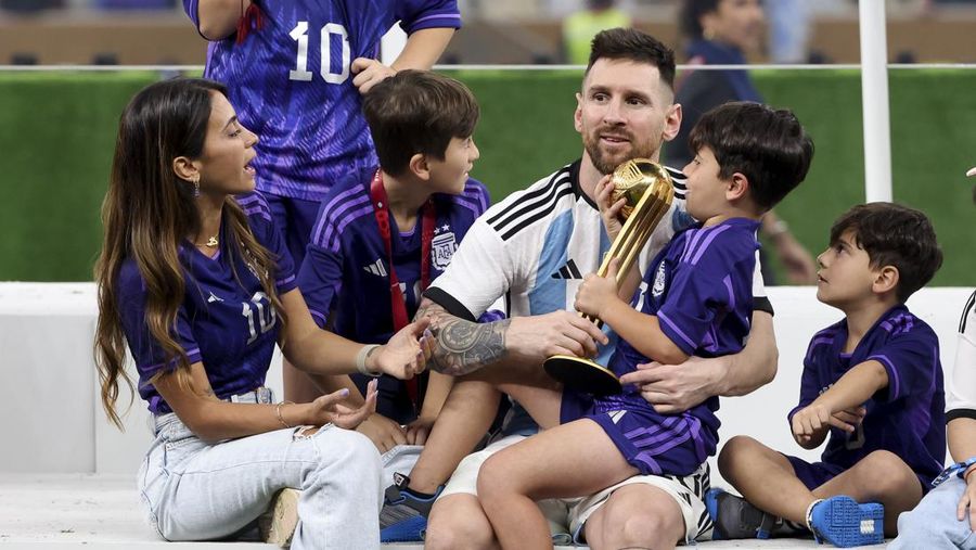 Lionel Messi dari Argentina merayakan kemenangan bersama keluarganya setelah memenangkan pertandingan Final Piala Dunia FIFA Qatar 2022 antara Argentina dan Prancis di Stadion Lusail pada 18 Desember 2022 di Kota Lusail, Qatar. (Cui Nan/China News Service/VCG via Getty Images)