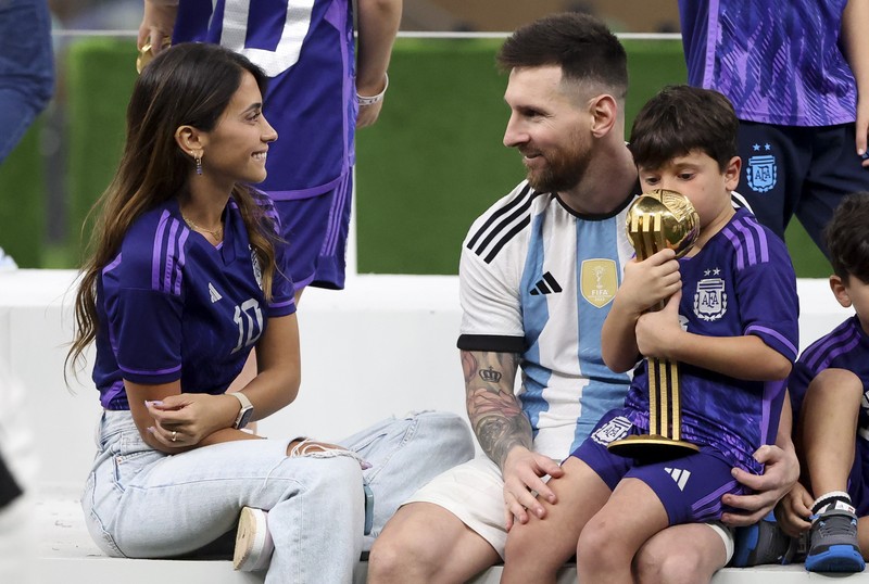 Lionel Messi dari Argentina merayakan kemenangan bersama keluarganya setelah memenangkan pertandingan Final Piala Dunia FIFA Qatar 2022 antara Argentina dan Prancis di Stadion Lusail pada 18 Desember 2022 di Kota Lusail, Qatar. Lionel Messi dari Argentina merayakan kemenangan bersama keluarganya setelah memenangkan pertandingan Final Piala Dunia FIFA Qatar 2022 antara Argentina dan Prancis di Stadion Lusail pada 18 Desember 2022 di Kota Lusail, Qatar. (Cui Nan/China News Service/VCG via Getty Images)